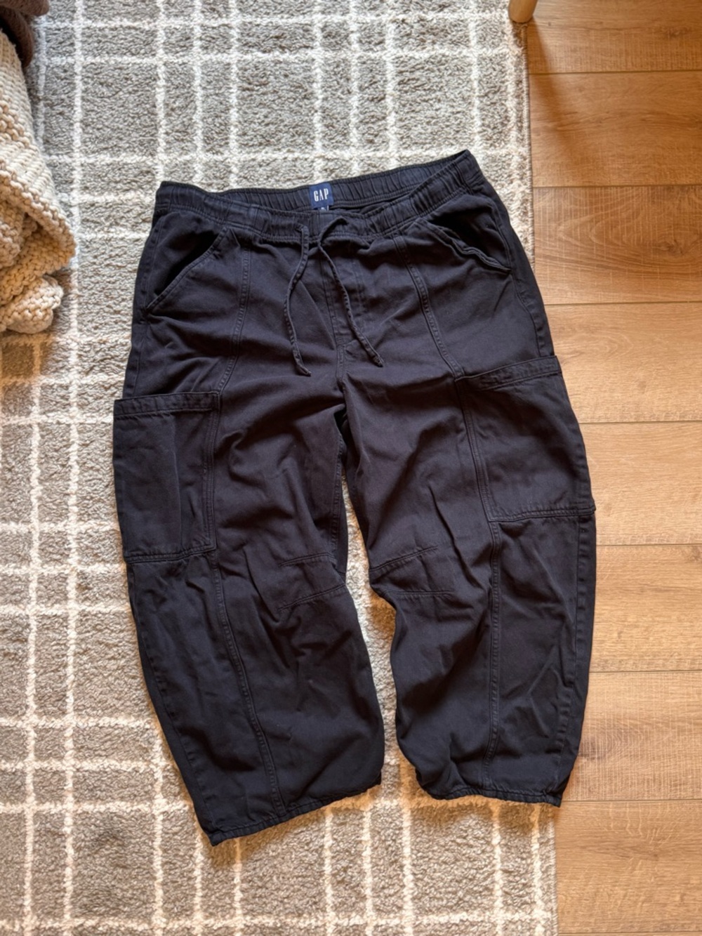 GAP Men’s Black Cargo Crop Pants